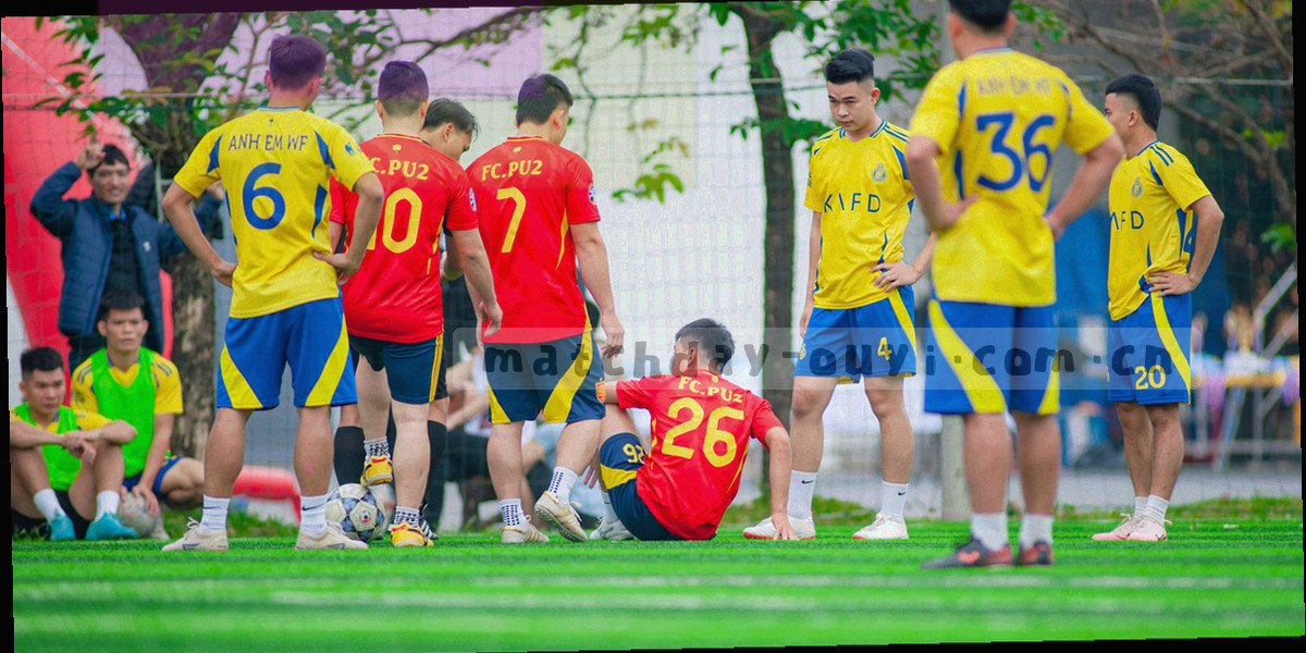 横向时间线信息图，依次标出终场、终场后10分钟、赛后两小时与次日12:00四个节点，并对应比分与关键事件、红黄牌纪律数据、完整赛后复盘的发布内容